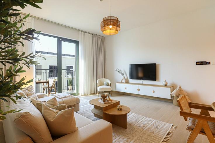 Elegant gestaltetes Wohnzimmer mit moderner Einrichtung in einer Wohnung im Building Tariaq Bedon Esm - higuests-vacation-homes-rentals - 1385083 in Jumeirah, Dubai Elegant gestaltetes Wohnzimmer mit moderner Einrichtung in einer Wohnung im Building Tariaq Bedon Esm - higuests-vacation-homes-rentals - 1385083 in Jumeirah, Dubai