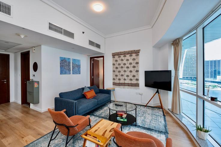 Al Thanyah Fifth, Dubai에 위치한 Building Cluster D - higuests-vacation-homes-rentals - 1473600 유닛의 세련된 인테리어가 돋보이는 거실