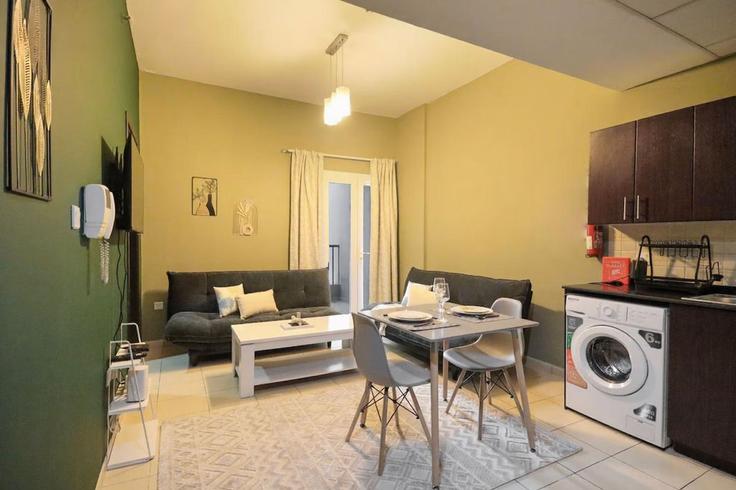 Elegant gestaltetes Wohnzimmer mit moderner Einrichtung in einer Wohnung im Building Street 24 - higuests-vacation-homes-rentals - 1385073 in Al Barsha South Fourth, Dubai Elegant gestaltetes Wohnzimmer mit moderner Einrichtung in einer Wohnung im Building Street 24 - higuests-vacation-homes-rentals - 1385073 in Al Barsha South Fourth, Dubai