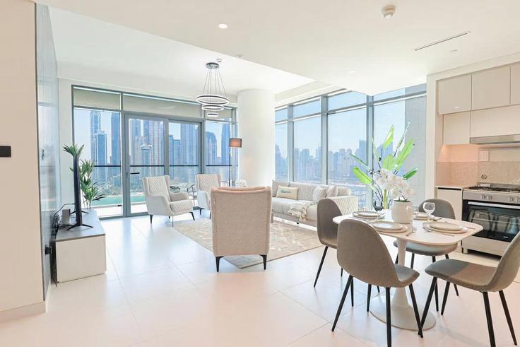 Dubai Marsa DubaiのBuilding Tariaq Bedon Esm - higuests-vacation-homes-rentals - 1385032のアパートメントにある、モダンな家具を備えたエレガントなデザインのリビングルーム