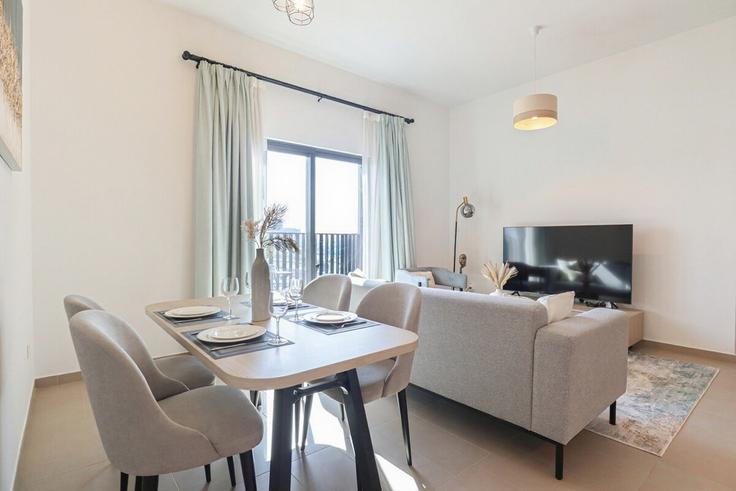 Building Street 3 - higuests-vacation-homes-rentals - 1385065 adresindeki bir dairede modern mobilyalarla zarif bir şekilde tasarlanmış oturma odası Al Barsha South Fourth, Dubai