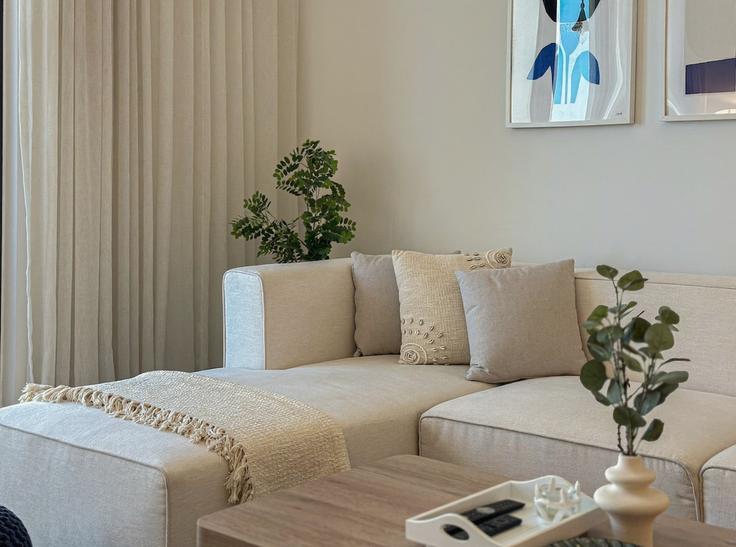 Jumeirah, Dubai에 위치한 Building Tariaq Bedon Esm - higuests-vacation-homes-rentals - 1385060 유닛의 세련된 인테리어가 돋보이는 거실