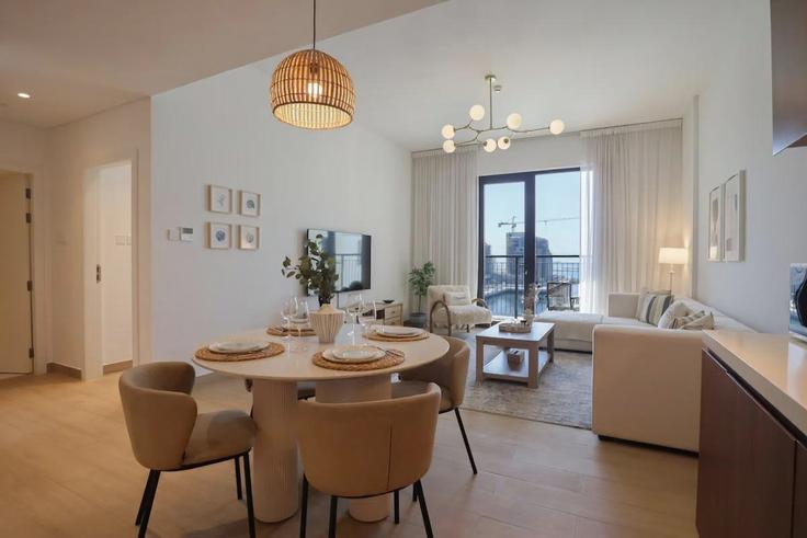 Dubai JumeirahのBuilding Tariaq Bedon Esm - higuests-vacation-homes-rentals - 1385062のアパートメントにある、モダンな家具を備えたエレガントなデザインのリビングルーム