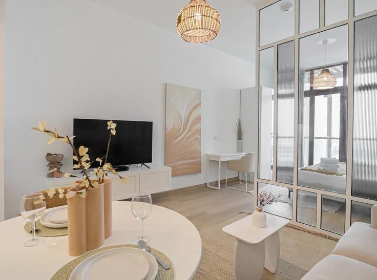 Salle de séjour élégante avec mobilier moderne dans un appartement à Building Tariaq Bedon Esm - higuests-vacation-homes-rentals - 1385051 à The Palm Jumeirah, Dubai