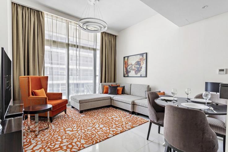 Elegant gestaltetes Wohnzimmer mit moderner Einrichtung in einer Wohnung im Building Hessa Street - higuests-vacation-homes-rentals - 1473596 in Al Hebiah Third, Dubai Elegant gestaltetes Wohnzimmer mit moderner Einrichtung in einer Wohnung im Building Hessa Street - higuests-vacation-homes-rentals - 1473596 in Al Hebiah Third, Dubai