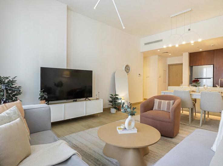 Building Tariaq Bedon Esm - higuests-vacation-homes-rentals - 1385054 adresindeki bir dairede modern mobilyalarla zarif bir şekilde tasarlanmış oturma odası Jumeirah, Dubai