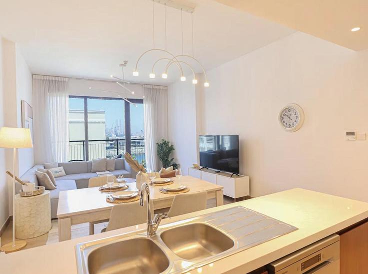 Dubai JumeirahのBuilding Al Urouba Street - higuests-vacation-homes-rentals - 1385058のアパートメントにある、モダンな家具を備えたエレガントなデザインのリビングルーム