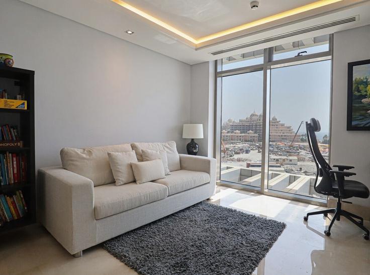 Building Crescent Road - higuests-vacation-homes-rentals - 1385047 adresindeki bir dairede modern mobilyalarla zarif bir şekilde tasarlanmış oturma odası The Palm Jumeirah, Dubai