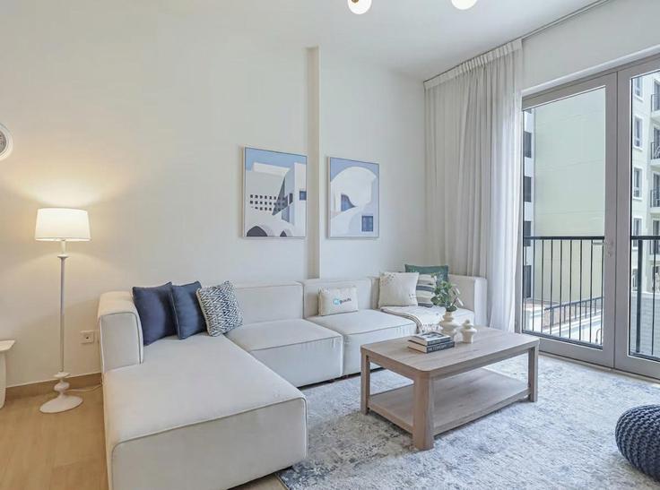 Dubai JumeirahのBuilding Tariaq Bedon Esm - higuests-vacation-homes-rentals - 1385053のアパートメントにある、モダンな家具を備えたエレガントなデザインのリビングルーム