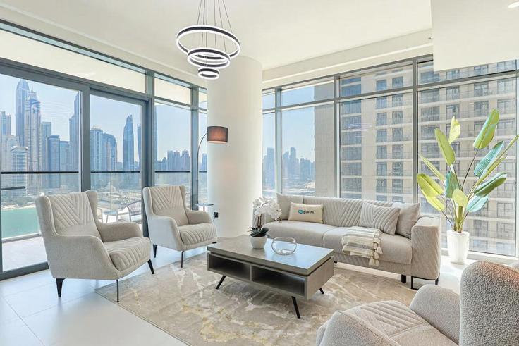 Dubai Marsa DubaiのBuilding Tariaq Bedon Esm - higuests-vacation-homes-rentals - 1385032のアパートメントにある、モダンな家具を備えたエレガントなデザインのリビングルーム