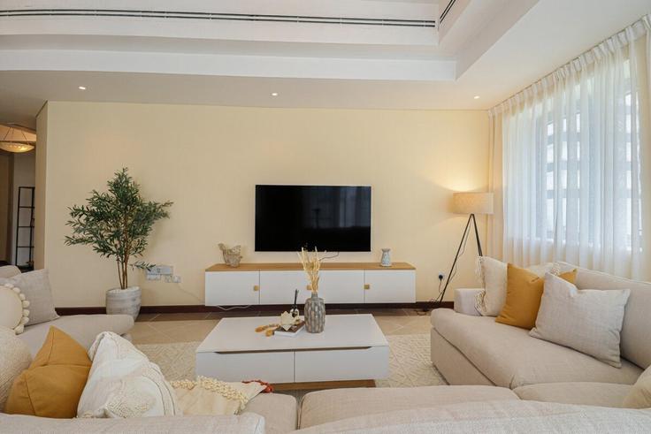 Building 24C Street - higuests-vacation-homes-rentals - 1385075 adresindeki bir dairede modern mobilyalarla zarif bir şekilde tasarlanmış oturma odası Port Saeed, Dubai