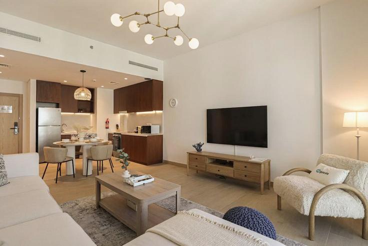 Dubai JumeirahのBuilding Tariaq Bedon Esm - higuests-vacation-homes-rentals - 1385061のアパートメントにある、モダンな家具を備えたエレガントなデザインのリビングルーム