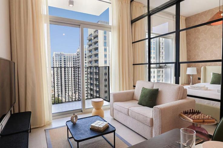 Elegante sala de estar con mobiliario moderno en un apartamento en Building Tariaq Bedon Esm - higuests-vacation-homes-rentals - 1490366 en Dubai Hills Estate, Dubai Elegante sala de estar con mobiliario moderno en un apartamento en Building Tariaq Bedon Esm - higuests-vacation-homes-rentals - 1490366 en Dubai Hills Estate, Dubai