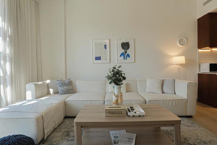 Dubai JumeirahのBuilding Tariaq Bedon Esm - higuests-vacation-homes-rentals - 1385060のアパートメントにある、モダンな家具を備えたエレガントなデザインのリビングルーム