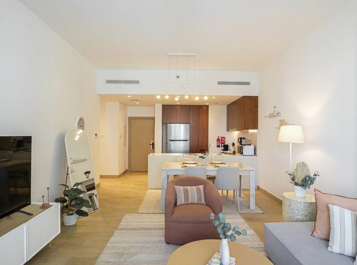 Dubai JumeirahのBuilding Tariaq Bedon Esm - higuests-vacation-homes-rentals - 1385054のアパートメントにある、モダンな家具を備えたエレガントなデザインのリビングルーム