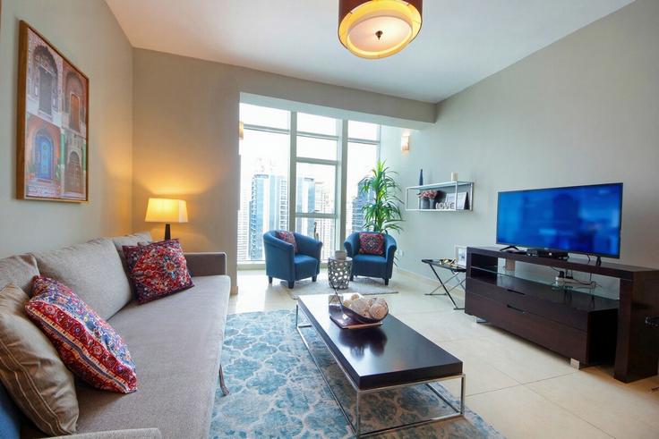 Elegant gestaltetes Wohnzimmer mit moderner Einrichtung in einer Wohnung im Building Cluster A - higuests-vacation-homes-rentals - 1385043 in Al Thanyah Fifth, Dubai