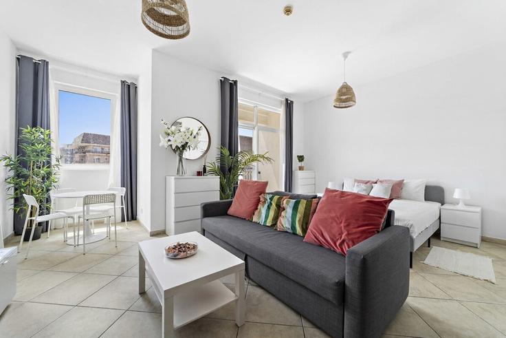 Salle de séjour élégante avec mobilier moderne dans un appartement à Building Regent Street - higuests-vacation-homes-rentals - 1473594 à Al Hebiah First, Dubai