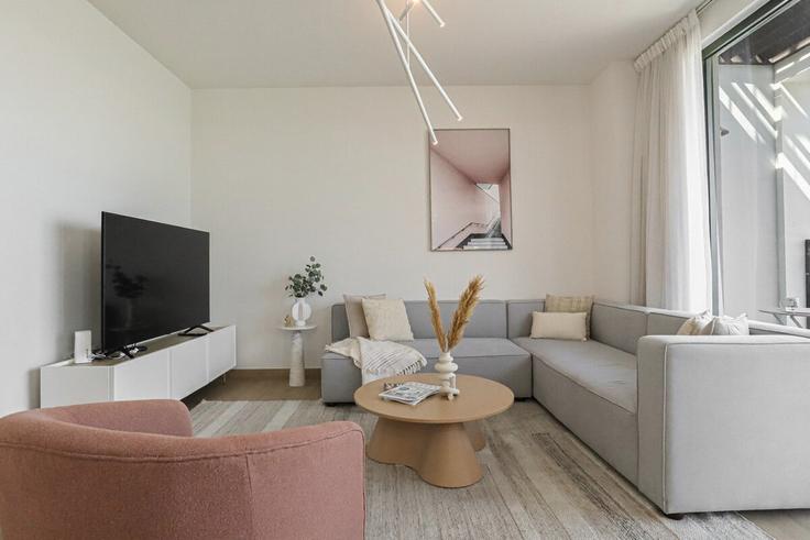 Elegantly designed living room with modern furnishings in an apartment at Building Tariaq Bedon Esm - higuests-vacation-homes-rentals - 1385044 in Jumeirah, Dubai