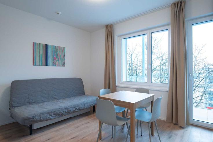 Sala de estar elegantemente projetada com móveis modernos em um apartamento no Building Hohlstrasse - hitrental-ag - 1419352 em District 9, Zurich Sala de estar elegantemente projetada com móveis modernos em um apartamento no Building Hohlstrasse - hitrental-ag - 1419352 em District 9, Zurich