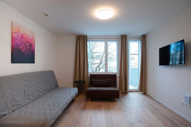Elegant gestaltetes Wohnzimmer mit moderner Einrichtung in einer Wohnung im Building Hohlstrasse - hitrental-ag - 1419317 in District 9, Zurich