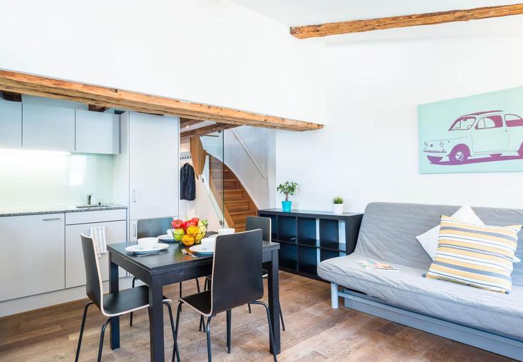 Elegant gestaltetes Wohnzimmer mit moderner Einrichtung in einer Wohnung im Building Schmidgasse - hitrental-ag - 1419365 in District 1, Zurich