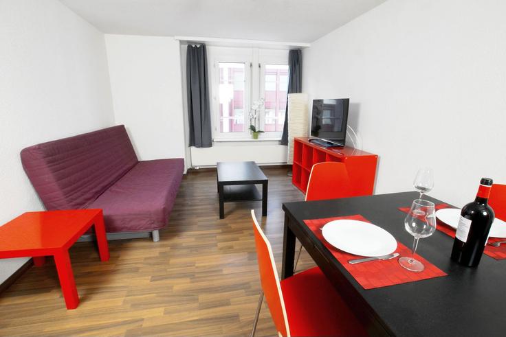 Elegante sala de estar con mobiliario moderno en un apartamento en Building Schwamendingenstrasse - hitrental-ag - 1458931 en District 11, Zurich Elegante sala de estar con mobiliario moderno en un apartamento en Building Schwamendingenstrasse - hitrental-ag - 1458931 en District 11, Zurich