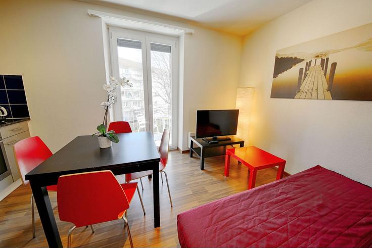 District 11, Zurich에 위치한 Building Schwamendingenstrasse - hitrental-ag - 1458918 유닛의 세련된 인테리어가 돋보이는 거실 District 11, Zurich에 위치한 Building Schwamendingenstrasse - hitrental-ag - 1458918 유닛의 세련된 인테리어가 돋보이는 거실