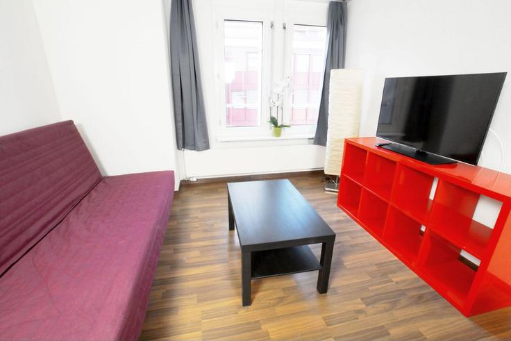 Salle de séjour élégante avec mobilier moderne dans un appartement à Building Schwamendingenstrasse - hitrental-ag - 1459698 à District 11, Zurich Salle de séjour élégante avec mobilier moderne dans un appartement à Building Schwamendingenstrasse - hitrental-ag - 1459698 à District 11, Zurich