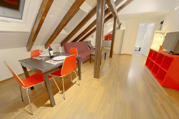 Salle de séjour élégante avec mobilier moderne dans un appartement à Building Schwamendingenstrasse - hitrental-ag - 1419328 à District 11, Zurich