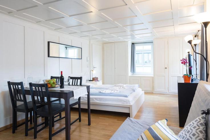 Zug ZugのBuilding Zeughausgasse - hitrental-ag - 1461685のアパートメントにある、モダンな家具を備えたエレガントなデザインのリビングルーム