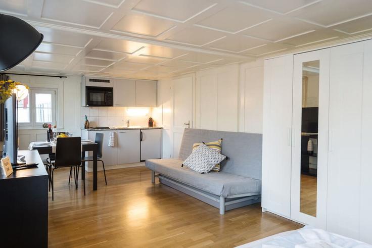 Salle de séjour élégante avec mobilier moderne dans un appartement à Building Zeughausgasse - hitrental-ag - 1461682 à Zug, Zug