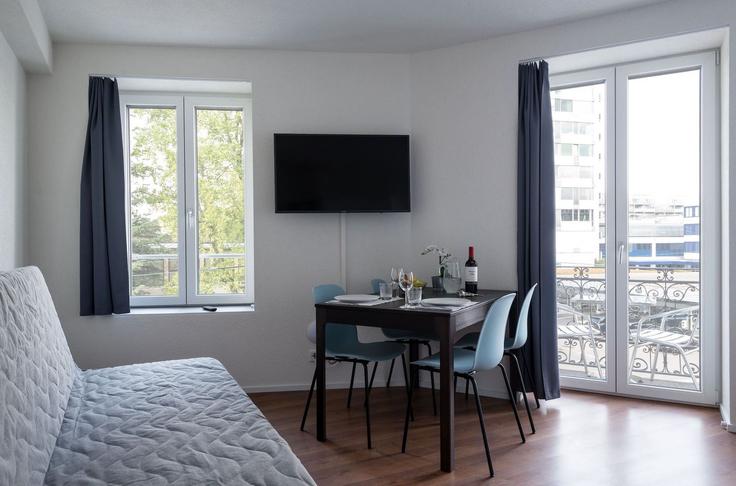 Zurich District 9のBuilding Buckhauserstrasse - hitrental-ag - 1458923のアパートメントにある、モダンな家具を備えたエレガントなデザインのリビングルーム