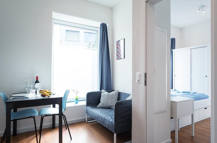Sala de estar elegantemente projetada com móveis modernos em um apartamento no Building Buckhauserstrasse - hitrental-ag - 1458917 em District 9, Zurich Sala de estar elegantemente projetada com móveis modernos em um apartamento no Building Buckhauserstrasse - hitrental-ag - 1458917 em District 9, Zurich