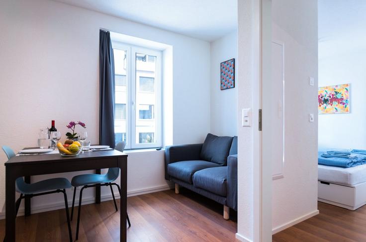 Sala de estar elegantemente projetada com móveis modernos em um apartamento no Building Buckhauserstrasse - hitrental-ag - 1458938 em District 9, Zurich Sala de estar elegantemente projetada com móveis modernos em um apartamento no Building Buckhauserstrasse - hitrental-ag - 1458938 em District 9, Zurich
