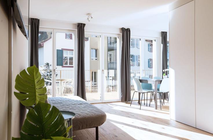 Basel BaselのBuilding Rümelinsplatz - hitrental-ag - 1459672のアパートメントにある、モダンな家具を備えたエレガントなデザインのリビングルーム Basel BaselのBuilding Rümelinsplatz - hitrental-ag - 1459672のアパートメントにある、モダンな家具を備えたエレガントなデザインのリビングルーム