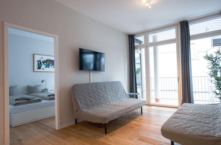 Basel BaselのBuilding Rümelinsplatz - hitrental-ag - 1459716のアパートメントにある、モダンな家具を備えたエレガントなデザインのリビングルーム Basel BaselのBuilding Rümelinsplatz - hitrental-ag - 1459716のアパートメントにある、モダンな家具を備えたエレガントなデザインのリビングルーム