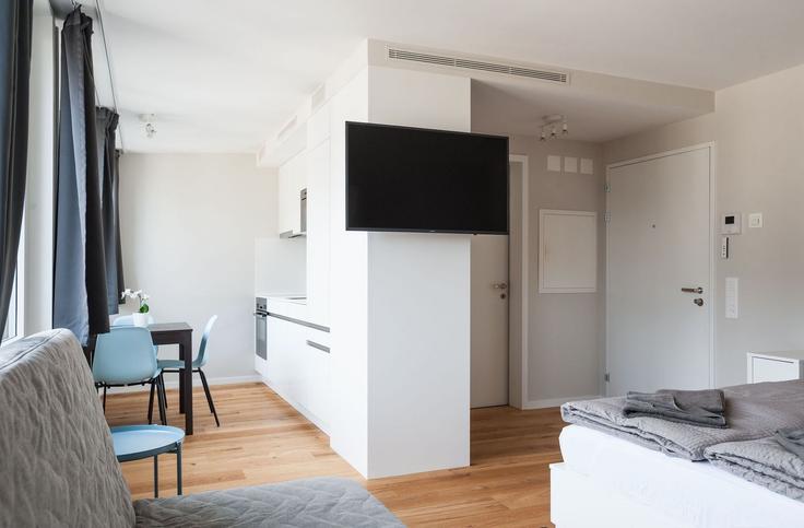 Basel BaselのBuilding Rümelinsplatz - hitrental-ag - 1458924のアパートメントにある、モダンな家具を備えたエレガントなデザインのリビングルーム Basel BaselのBuilding Rümelinsplatz - hitrental-ag - 1458924のアパートメントにある、モダンな家具を備えたエレガントなデザインのリビングルーム