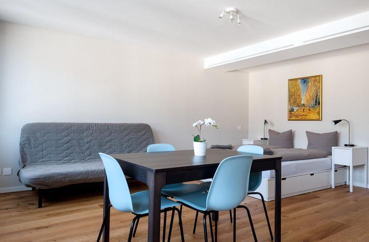 Basel, Basel에 위치한 Building Rümelinsplatz - hitrental-ag - 1458910 유닛의 세련된 인테리어가 돋보이는 거실 Basel, Basel에 위치한 Building Rümelinsplatz - hitrental-ag - 1458910 유닛의 세련된 인테리어가 돋보이는 거실
