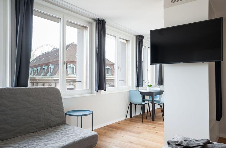 Elegante sala de estar con mobiliario moderno en un apartamento en Building Rümelinsplatz - hitrental-ag - 1458937 en Basel, Basel Elegante sala de estar con mobiliario moderno en un apartamento en Building Rümelinsplatz - hitrental-ag - 1458937 en Basel, Basel