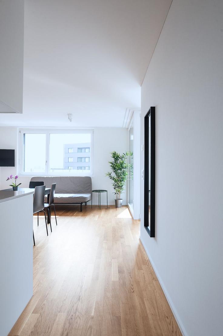 Sala de estar elegantemente projetada com móveis modernos em um apartamento no Building Erlenmattstrasse - hitrental-ag - 1459694 em Basel, Basel Sala de estar elegantemente projetada com móveis modernos em um apartamento no Building Erlenmattstrasse - hitrental-ag - 1459694 em Basel, Basel