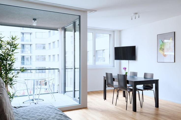 Basel, Basel에 위치한 Building Erlenmattstrasse - hitrental-ag - 1459691 유닛의 세련된 인테리어가 돋보이는 거실