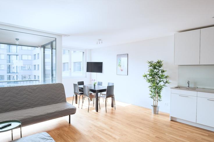 Sala de estar elegantemente projetada com móveis modernos em um apartamento no Building Erlenmattstrasse - hitrental-ag - 1459689 em Basel, Basel