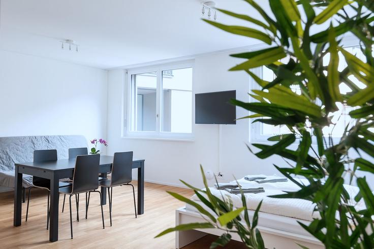 Sala de estar elegantemente projetada com móveis modernos em um apartamento no Building Erlenmattstrasse - hitrental-ag - 1547612 em Basel, Basel Sala de estar elegantemente projetada com móveis modernos em um apartamento no Building Erlenmattstrasse - hitrental-ag - 1547612 em Basel, Basel