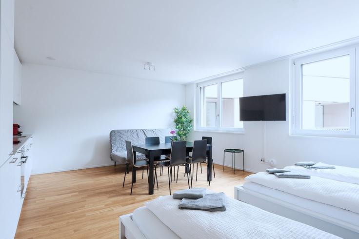 Elegant gestaltetes Wohnzimmer mit moderner Einrichtung in einer Wohnung im Building Erlenmattstrasse - hitrental-ag - 1547614 in Basel, Basel