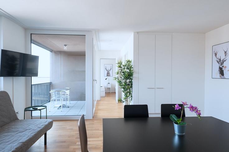 Basel, Basel에 위치한 Building Erlenmattstrasse - hitrental-ag - 1459712 유닛의 세련된 인테리어가 돋보이는 거실