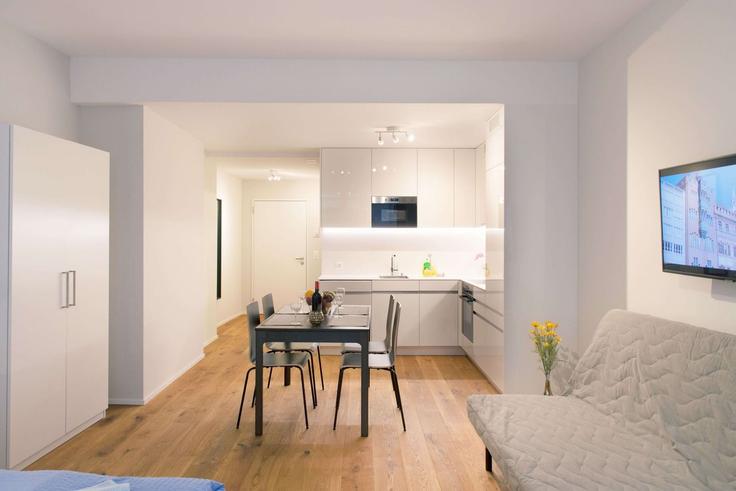 Basel, Basel에 위치한 Building Gerbergasse - hitrental-ag - 1459725 유닛의 세련된 인테리어가 돋보이는 거실 Basel, Basel에 위치한 Building Gerbergasse - hitrental-ag - 1459725 유닛의 세련된 인테리어가 돋보이는 거실