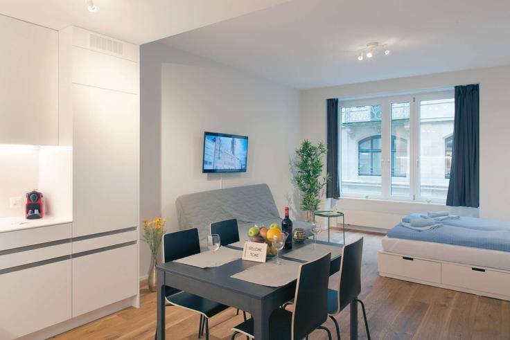 Salle de séjour élégante avec mobilier moderne dans un appartement à Building Gerbergasse - hitrental-ag - 1461679 à Basel, Basel