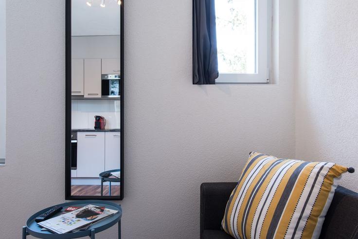 Elegant gestaltetes Wohnzimmer mit moderner Einrichtung in einer Wohnung im Building Birmensdorferstrasse - hitrental-ag - 1459723 in District 9, Zurich Elegant gestaltetes Wohnzimmer mit moderner Einrichtung in einer Wohnung im Building Birmensdorferstrasse - hitrental-ag - 1459723 in District 9, Zurich