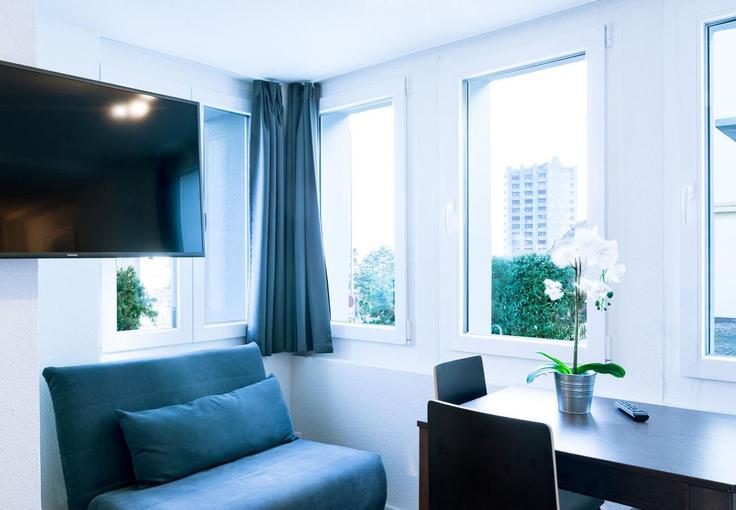 Elegante sala de estar con mobiliario moderno en un apartamento en Building Birmensdorferstrasse - hitrental-ag - 1459744 en District 9, Zurich