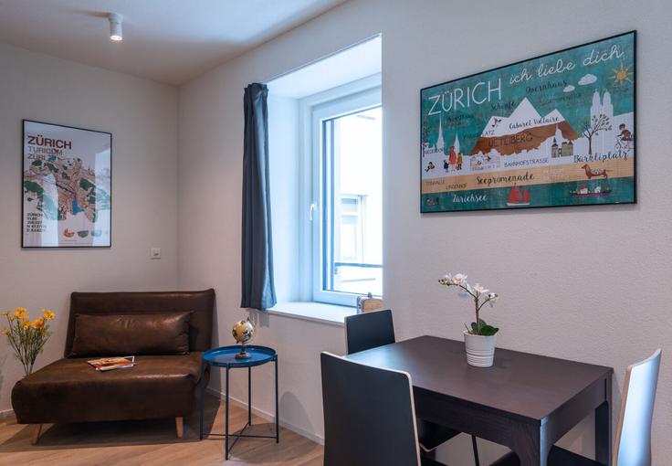 Building Konradstrasse - hitrental-ag - 1459730 adresindeki bir dairede modern mobilyalarla zarif bir şekilde tasarlanmış oturma odası Industriequartier, Zurich